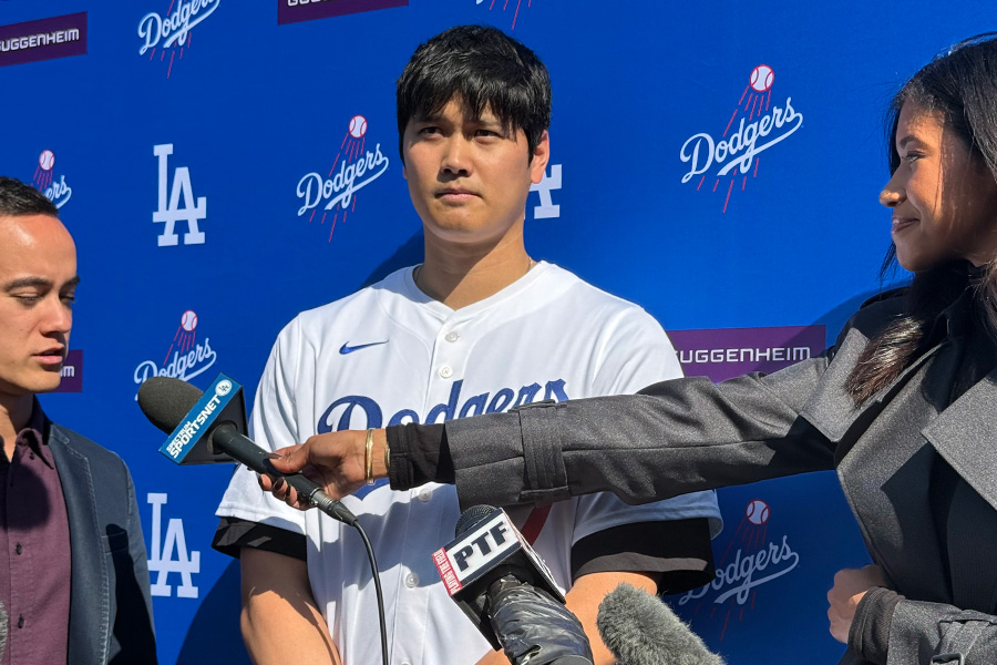 囲み取材に応じたドジャース・大谷翔平【写真：小谷真弥】