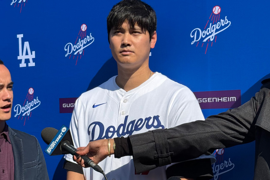 囲み取材に応じたドジャース・大谷翔平【写真：小谷真弥】