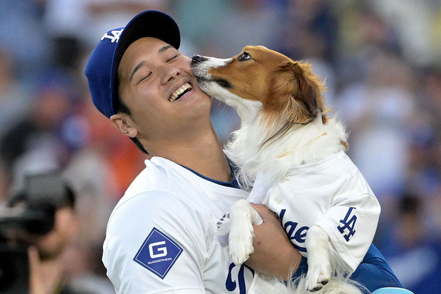 ドジャース・大谷翔平と愛犬デコピン【写真：ロイター】