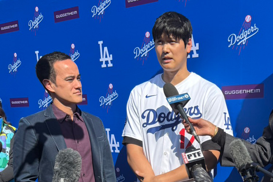 囲み取材に応じたドジャース・大谷翔平（右）とウィル・アイアトン通訳【写真：小谷真弥】