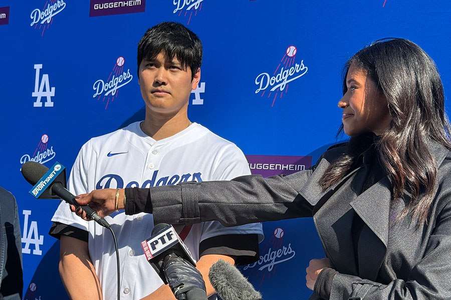 「ドジャーフェスト」での囲み取材に臨んだドジャース・大谷翔平 【写真：小谷真弥】 