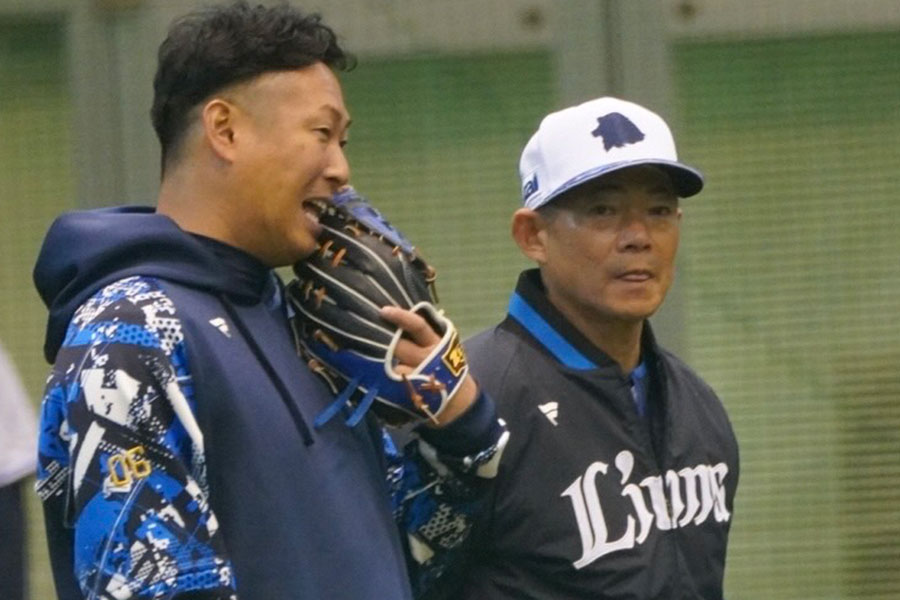 西武・仁志敏久野手チーフ兼打撃コーチ（右）【写真：宮脇広久】 