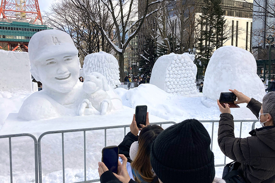 「さっぽろ雪まつり」に登場した大谷翔平とデコピンの作品【写真提供：産経新聞社】