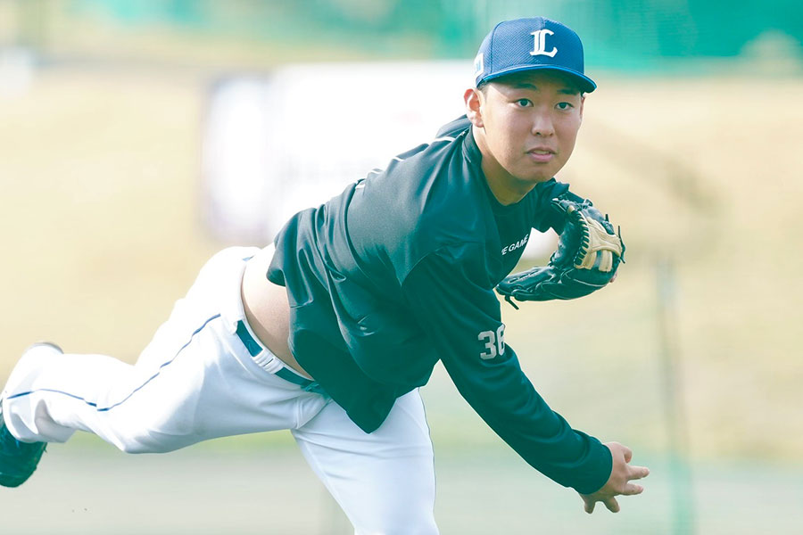 春季キャンプで練習する西武・山田陽翔【写真：小林靖】