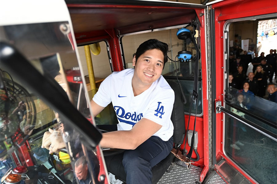 運転席で笑顔を見せるドジャース・大谷翔平（画像はスクリーンショット）【写真提供：ロサンゼルス ドジャース/ジョン スーフー】