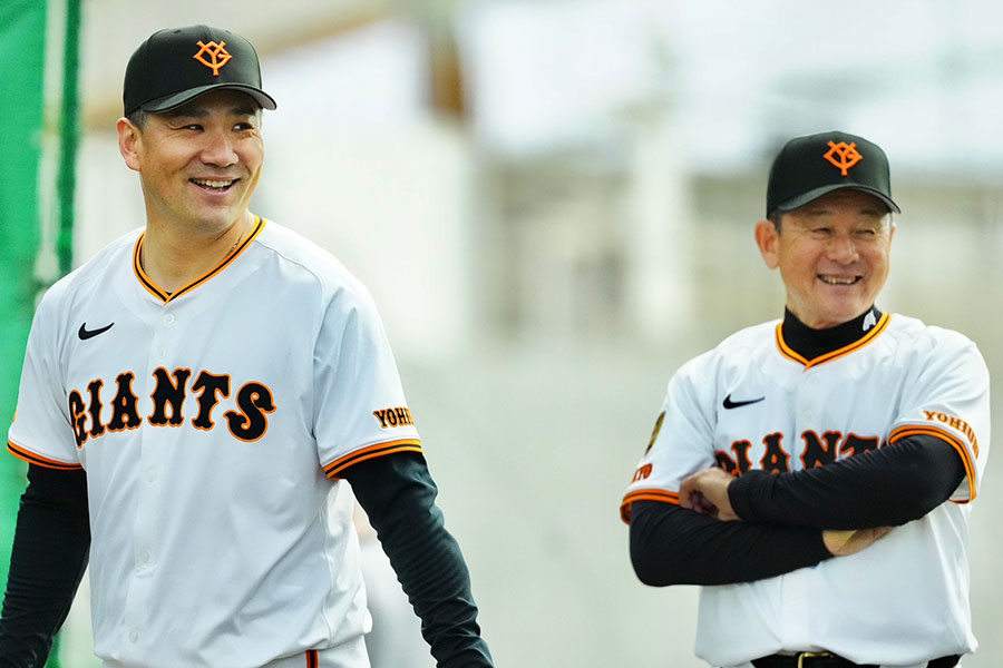 巨人・田中将大（左）と久保康生巡回投手コーチ【写真：湯浅大】