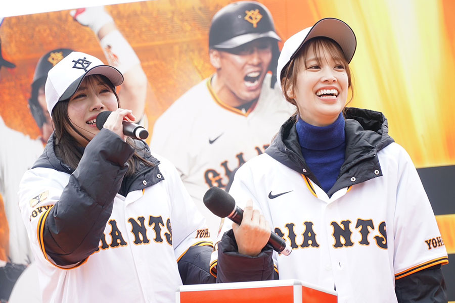 イベントに登場した日向坂46の佐々木久美さん（左）と森本茉莉さん【写真：湯浅大】