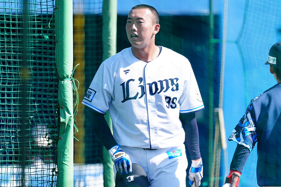 春季キャンプで練習する西武・村田怜音【写真：小林靖】