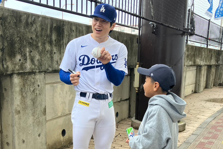 日本ハムのキャンプを訪れたものまねタレントのマチョ谷翔平さん【写真：町田利衣】