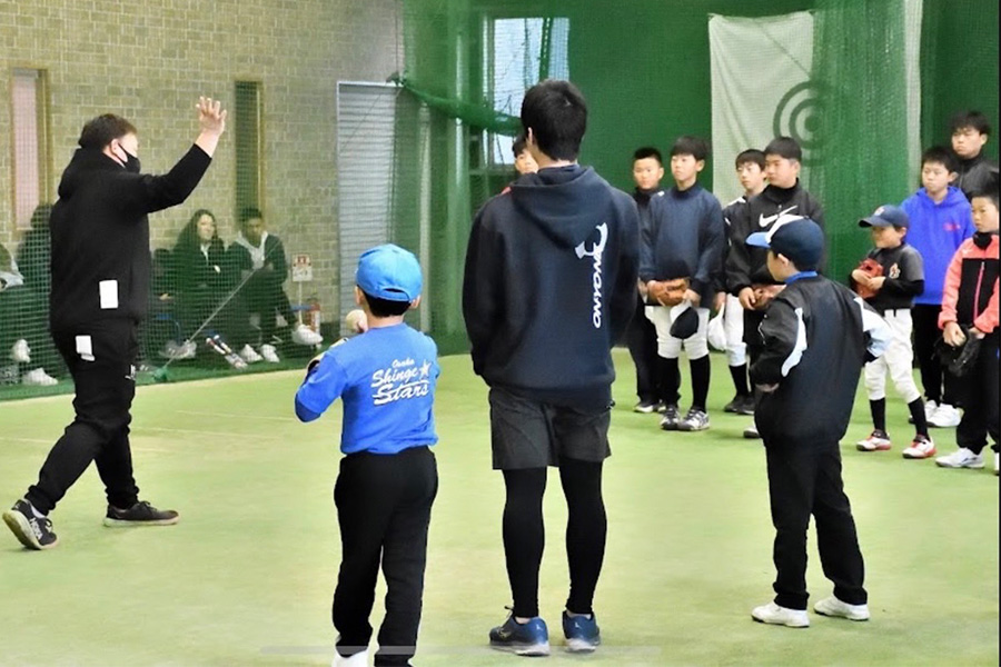 子どもたちに指導する白川峻也氏（左端）【写真：本人提供】