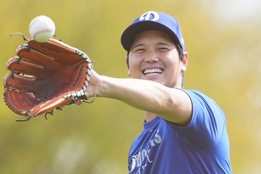 キャンプ地でキャッチボールを行うドジャース・大谷翔平【写真：荒川祐史】