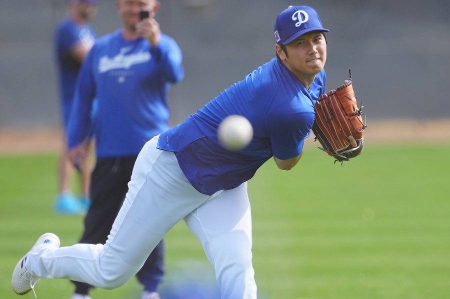 キャッチボールを行うドジャース・大谷翔平【写真：荒川祐史】