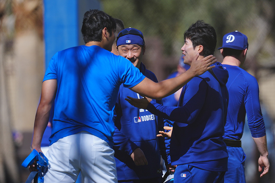 ドジャースのキム・ヘソン（右）に声をかける大谷翔平【写真：荒川祐史】