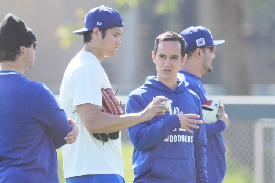 ドジャース・大谷翔平（左）とウィル・アイアトン氏【写真：荒川祐史】