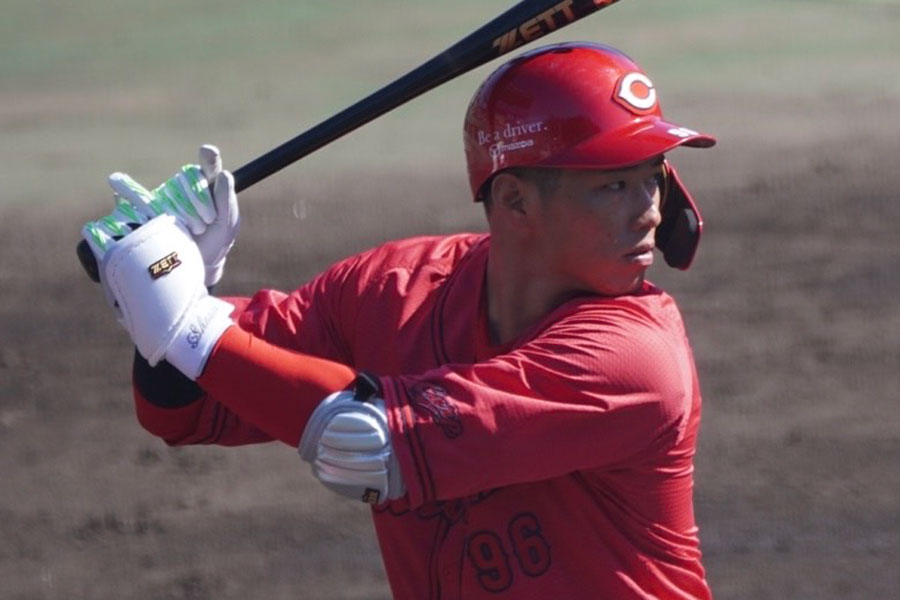 春季キャンプで練習する広島・中村奨成【写真：宮脇広久】