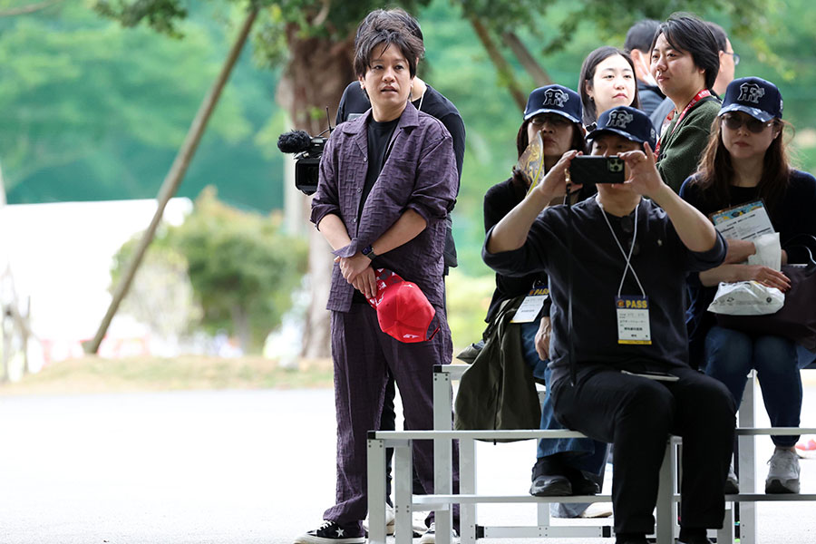 阪神春季キャンプを訪れたお笑いコンビ・ぺこぱの松陰寺太勇さん【写真：栗木一考】