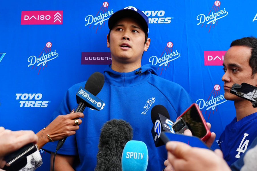 取材に応じたドジャース・大谷翔平【写真：荒川祐史】