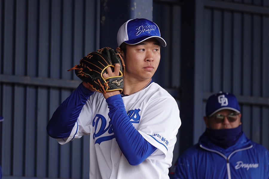 ブルペン入りした中日・高橋宏斗【写真：木村竜也】