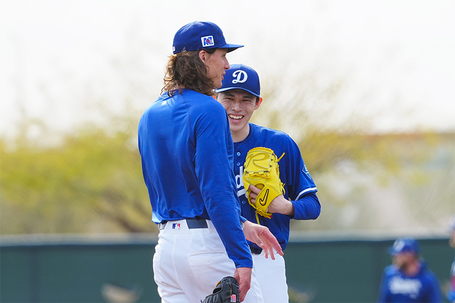 ドジャースのタイラー・グラスノー（左）と佐々木朗希【写真：荒川祐史】