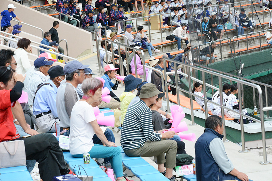 「松本ローズカップ」の試合を見守る観客たち【写真：松本市スポーツ振興課提供】