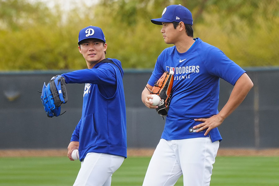 ドジャース・山本由伸（左）と大谷翔平【写真：荒川祐史】