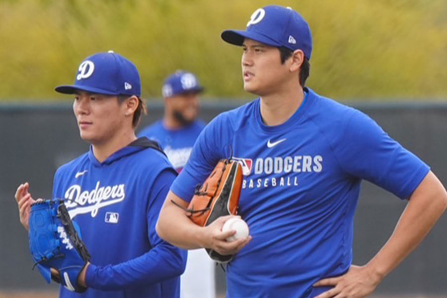 ドジャース・山本由伸（左）と大谷翔平【写真：荒川祐史】