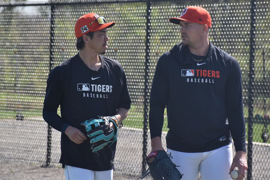 タリク・スクーバルと会話するタイガース・前田健太【写真：編集部】