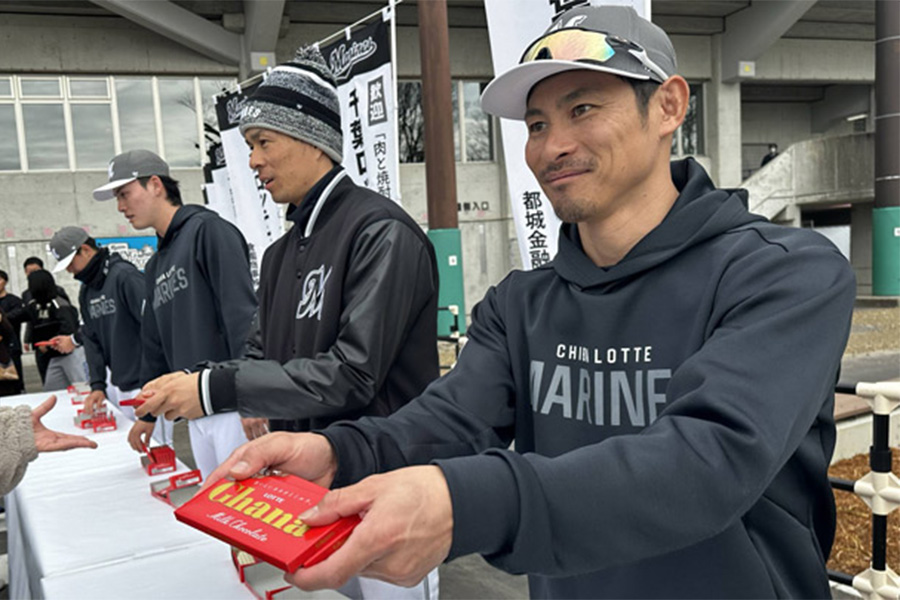 チョコレートを渡すロッテ・荻野貴司【写真：球団提供】