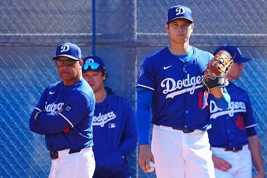 ドジャース・大谷翔平（右）とブルペンを視察したデーブ・ロバーツ監督【写真：荒川祐史】