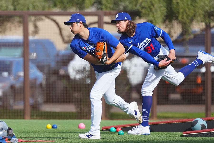 投球動作が完全一致したドジャース・大谷翔平（左）とタイラー・グラスノー【写真：荒川祐史】