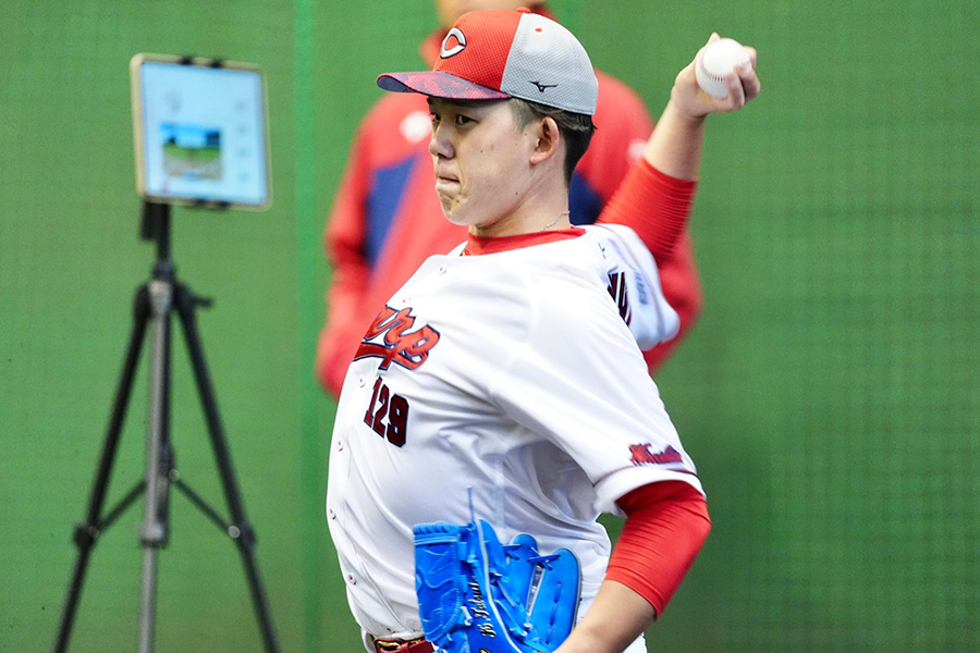 キャンプで練習を行う広島・小林樹斗【写真：小林靖】