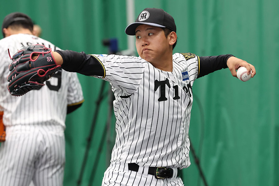 キャンプで練習する阪神・門別啓人【写真：栗木一考】