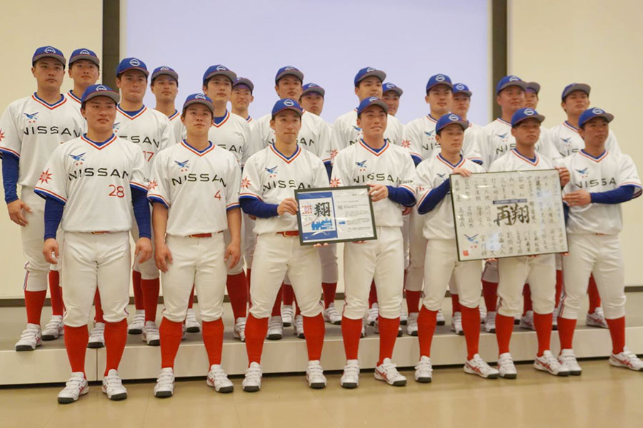 会見に臨んだ日産自動車の選手22人【写真：尾辻剛】