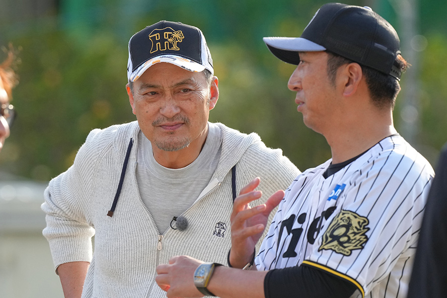 春季キャンプに訪れた渡辺謙さん（左）と阪神・藤川球児監督【写真提供：産経新聞社】