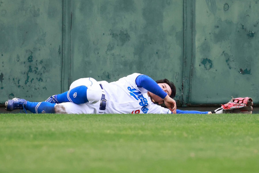 日本ハムとの練習試合でフェンスに激突し倒れ込む中日・樋口正修【写真：小池義弘】