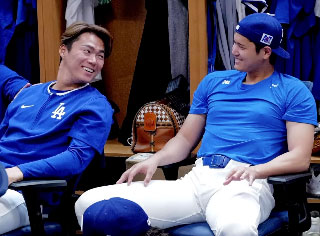 大谷翔平（右）の“デコピンタグ”がついたバッグが映り込んだ画像（写真はスクリーンショット）【写真提供：ジョン・スーフー/ドジャース】