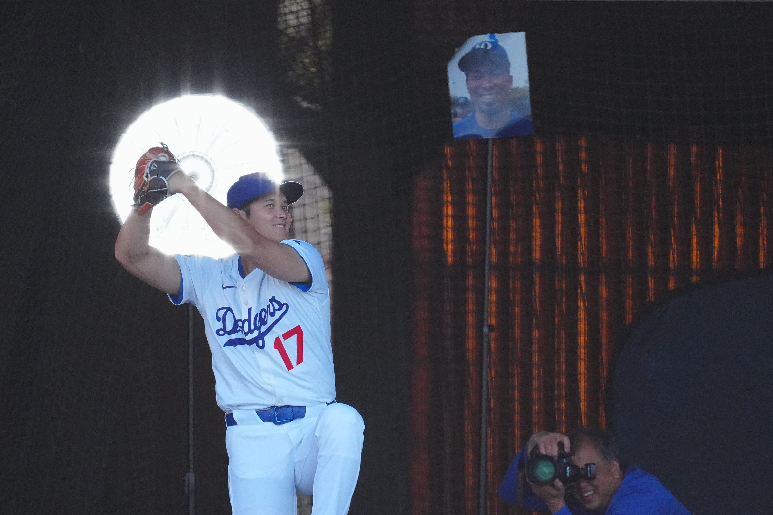 トルネード投法で撮影を行ったドジャース・大谷翔平【写真：荒川祐史】