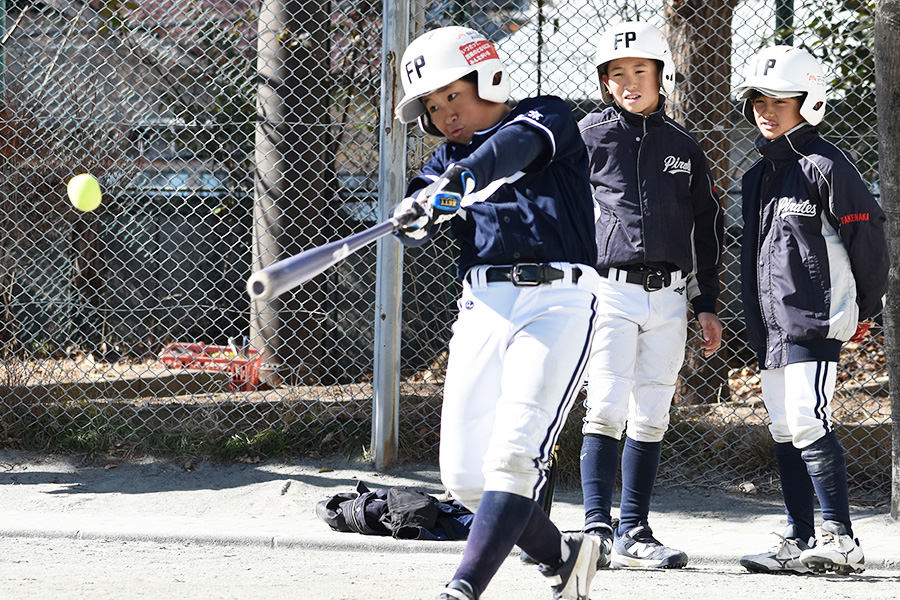 不動パイレーツのサンドボール打ちの様子【写真：高橋幸司】