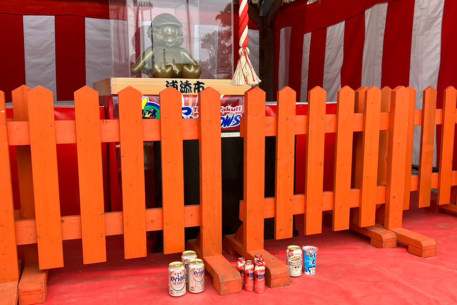 「浦添市つば九郎神社」にはファンから次々とお供え物が置かれた【写真：町田利衣】