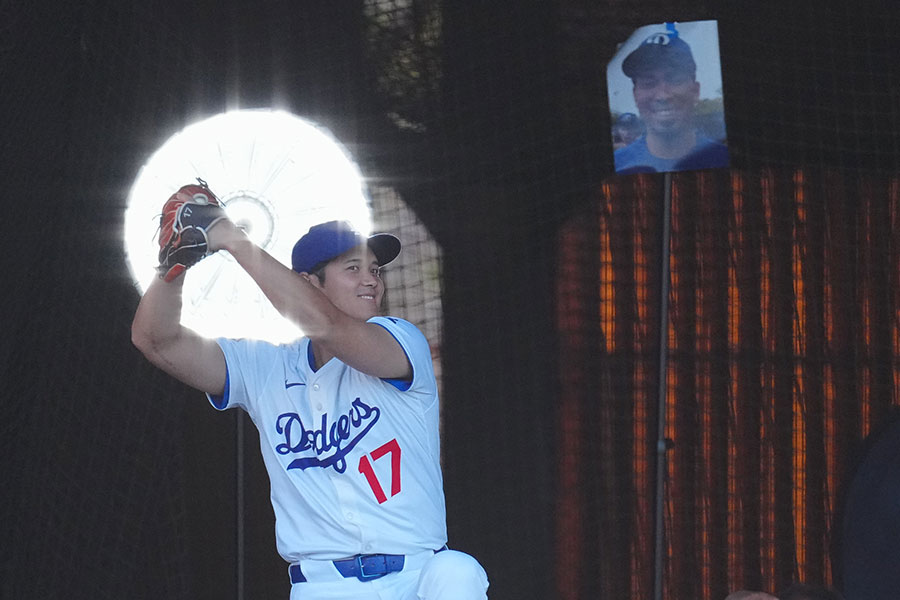 写真撮影をするドジャース・大谷翔平【写真：荒川祐史】