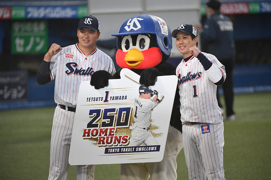 ヤクルト・村上宗隆、つば九郎、山田哲人（左から）【写真：小林靖】