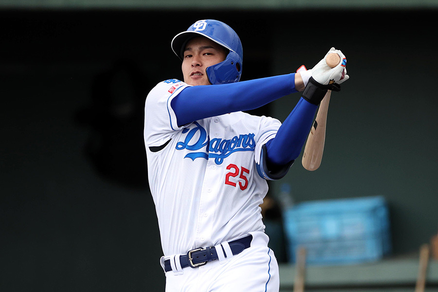 中日・石川昂弥【写真：栗木一考】