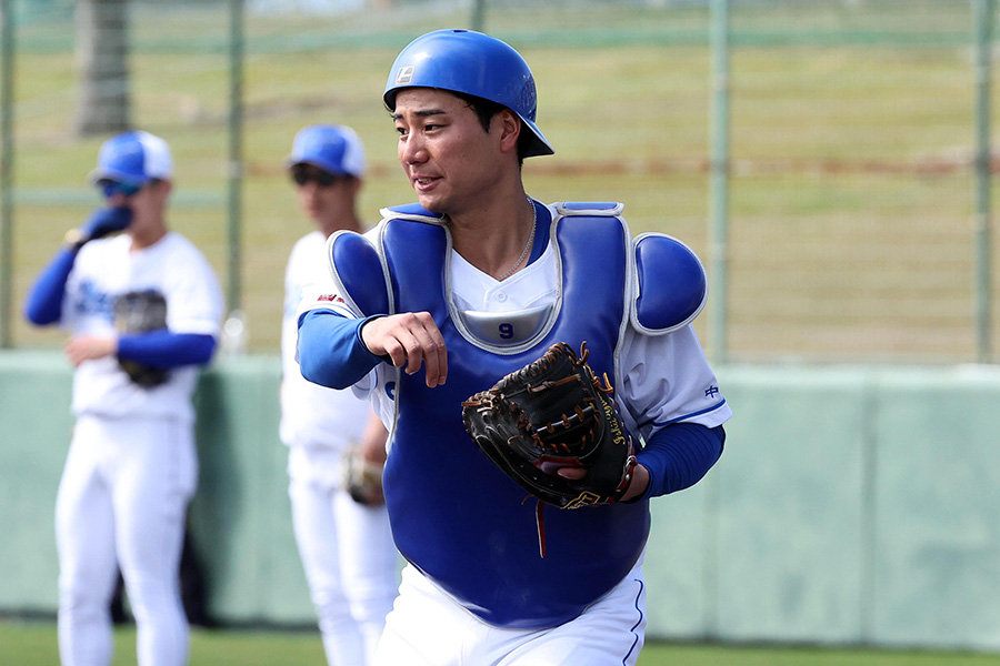 中日・石伊雄太 【写真：栗木一考】