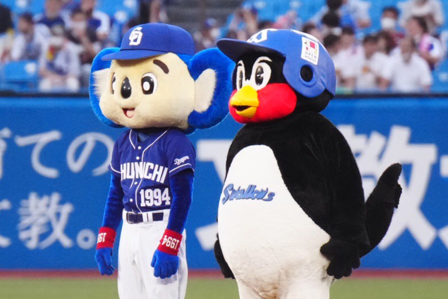 中日のマスコット・ドアラ（左）とヤクルト・つば九郎【写真：荒川祐史】