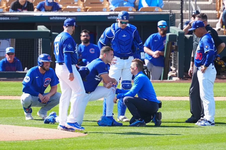 頭部に打球が直撃したドジャースのボビー・ミラー（左から3人目）【写真：荒川祐史】