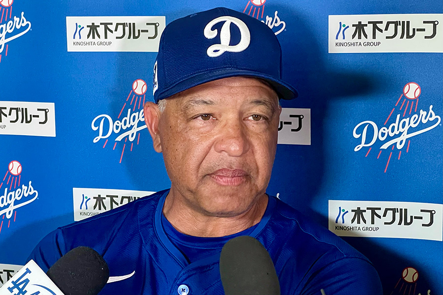 試合後、取材に対応したドジャースのデーブ・ロバーツ監督【写真：小谷真弥】