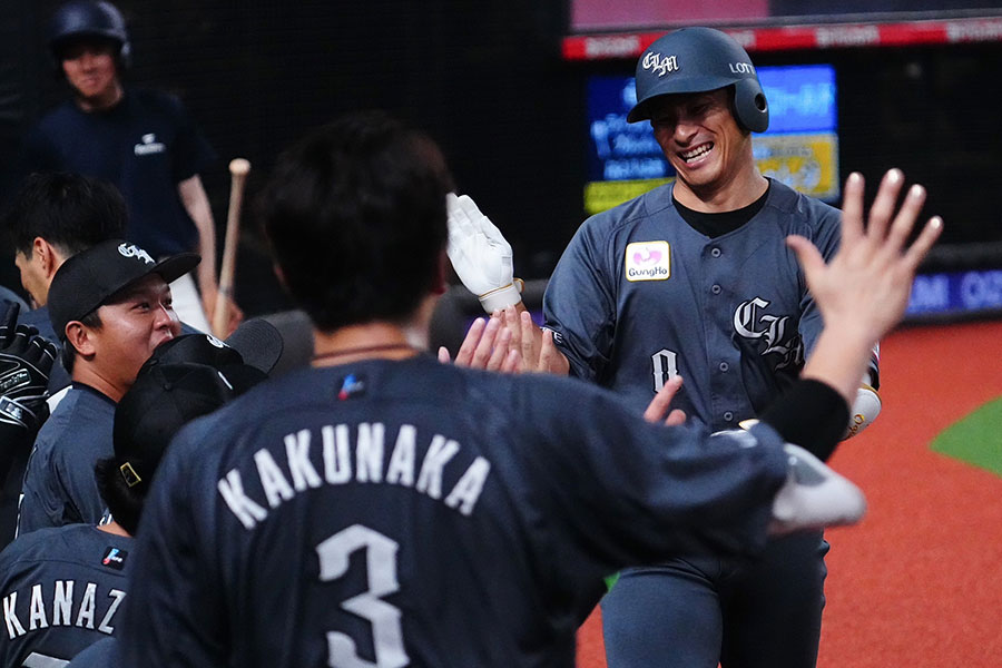 ロッテ・荻野貴司（右）【写真：荒川祐史】