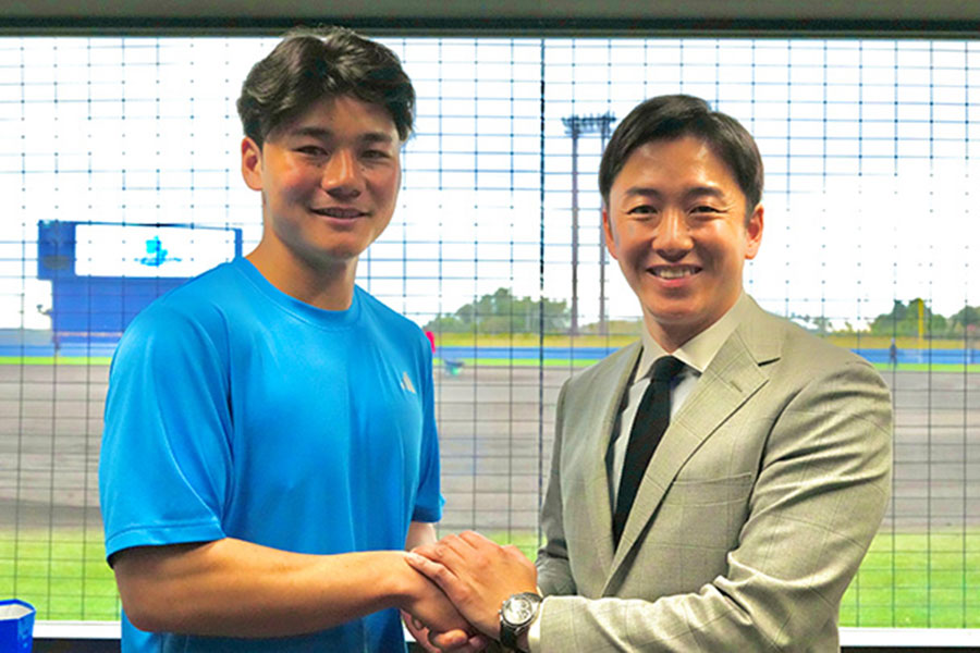 日本ハム・清宮幸太郎（左）と斎藤佑樹氏（c）PLM