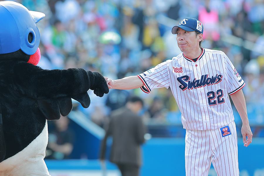 ヤクルト・高津臣吾監督（右）とつば九郎【写真提供：産経新聞社】