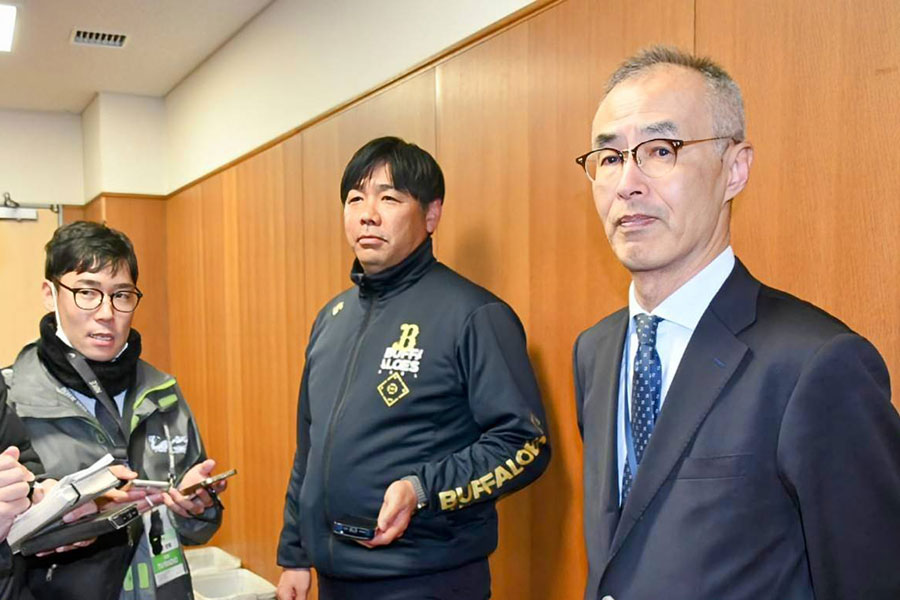 取材に対応したオリックス・湊通夫球団社長（右）【写真：北野正樹】